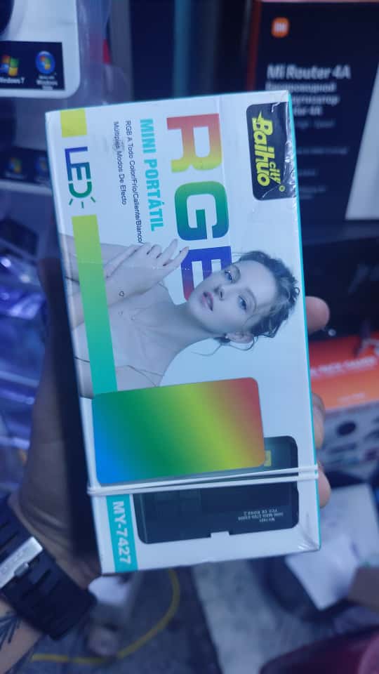 Luz Rgb Portátil Para Selfies Videos Ajustable Color Negro