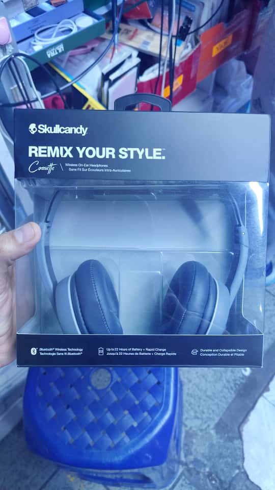 Audífonos bluetooth on ear Skullcandy Cassette micrófono incorporado, máx. 22 horas, control de música y llamadas, negro